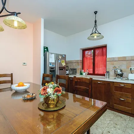 Stunning In Zaton Veliki With Kitchen